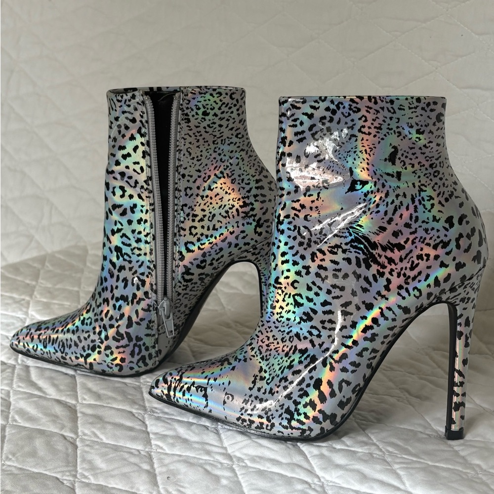 So Me Runway Instinct Ankle Booties (Thin Heel)